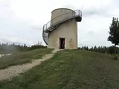 子供たちは大きなプールの近くで楽しみ始めた 素人 女 エロ 動画