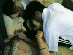 友人に彼らのガールフレンドを販売する若者をだまします 女 マッサージ 師 av