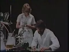 彼らは自家製のポルノビデオをバスルームで撮影し、内部の端を持つ エロ 女 の セックス