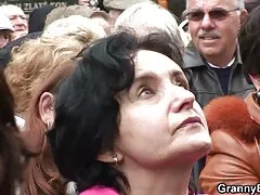 ハードアナライザの魅力的なソファ エロ 女性 アニメ